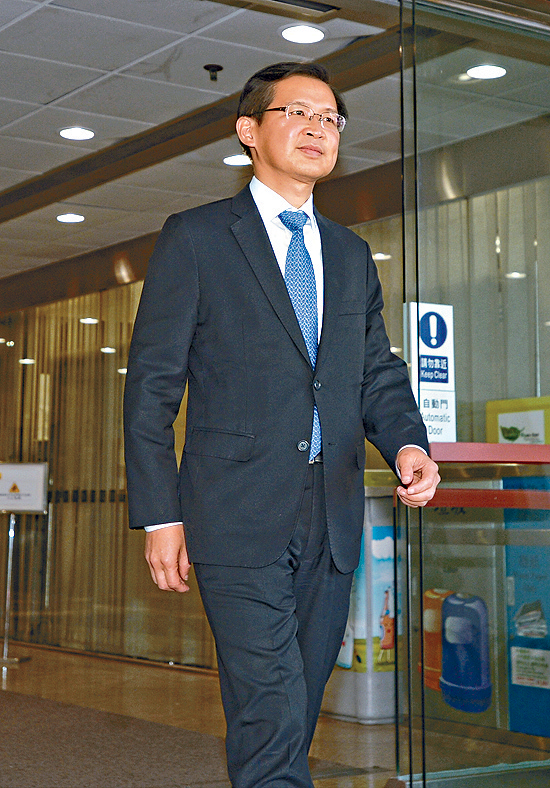 曹貴子連同今次被追1700萬元，合共被追欠款逾3.43億元。