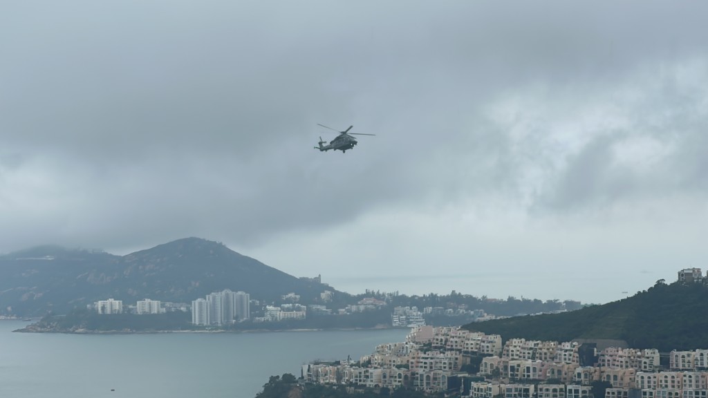 政府飞行服务队直升机在石澳道半空盘旋视察塌山泥情况。梁国峰摄