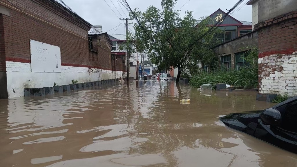 河北涿州百尺竿镇大邵村水浸，一度有多人被困家中。