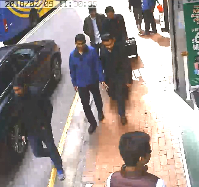 找換店職員護送現鈔。閉路電視
