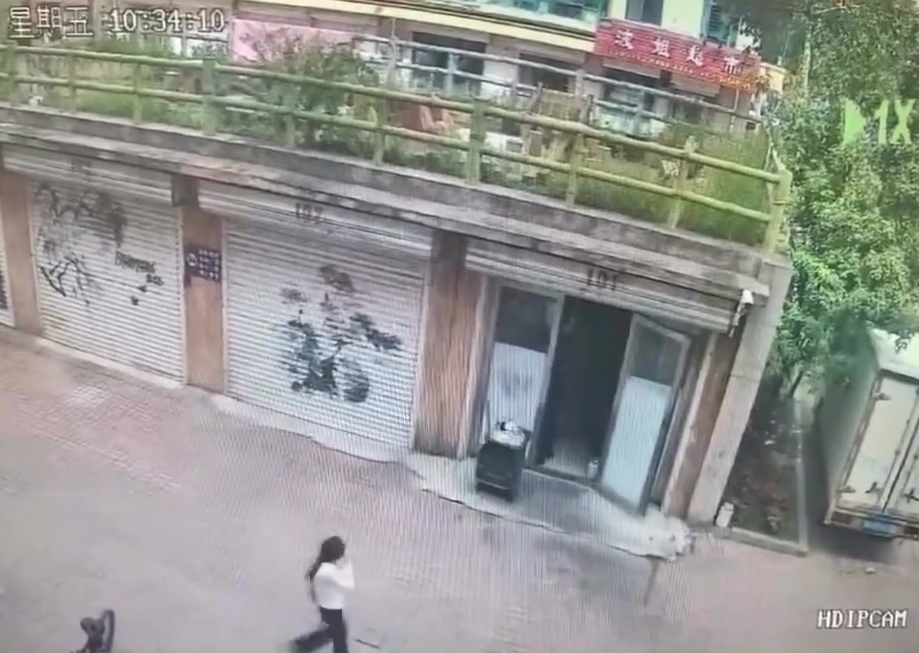 男子进入店内疑察觉有异。