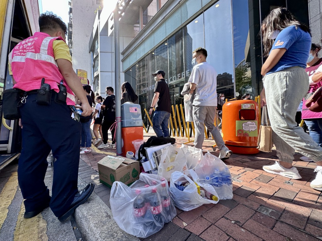 港鐵油麻地站列車甩門，佐敦站外接駁巴排隊情況。（蘇正謙攝）