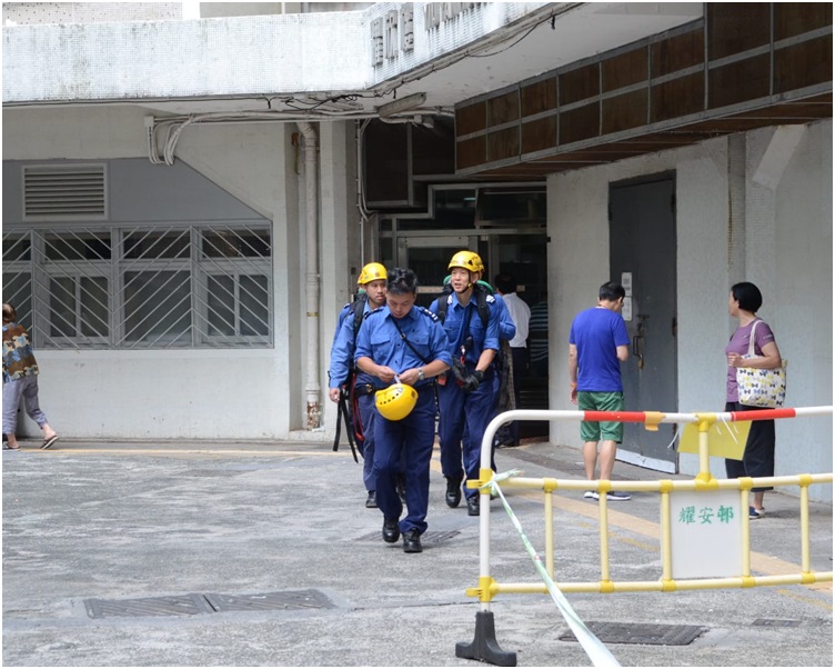 警員及消防員到場游說。歐陽偉光攝