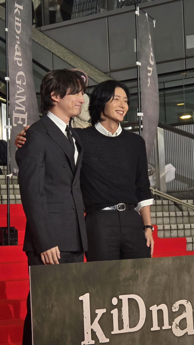 坂口健太郎昨日仍笑容滿面。