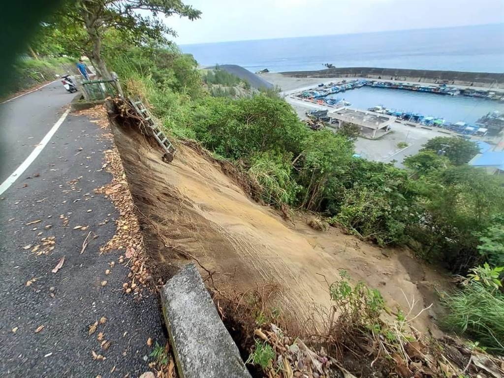 台东县长滨港上方道路围墙倒塌。网上图片