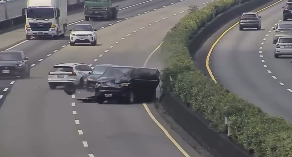 台灣苗栗公路監控系統周三（19日）拍下一宗慘烈車禍。