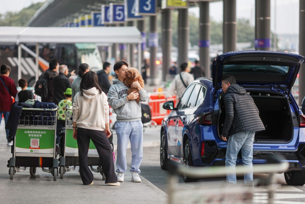 大量旅客到達機場準備出發。