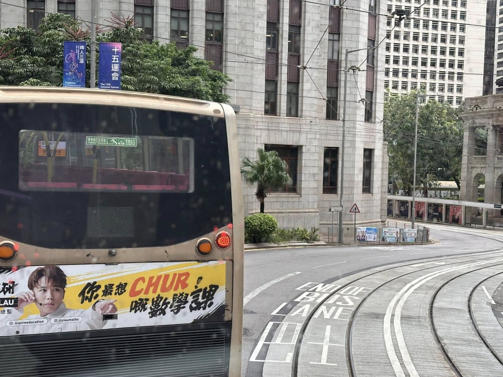 運輸署表示,因懸垂物,德輔道中(來回方向)近滙豐總行大廈的全線仍然封閉。網上圖片 運輸署表示,因懸垂物,德輔道中(來回方向)近滙豐總行大廈的全線仍然封閉。網上圖片