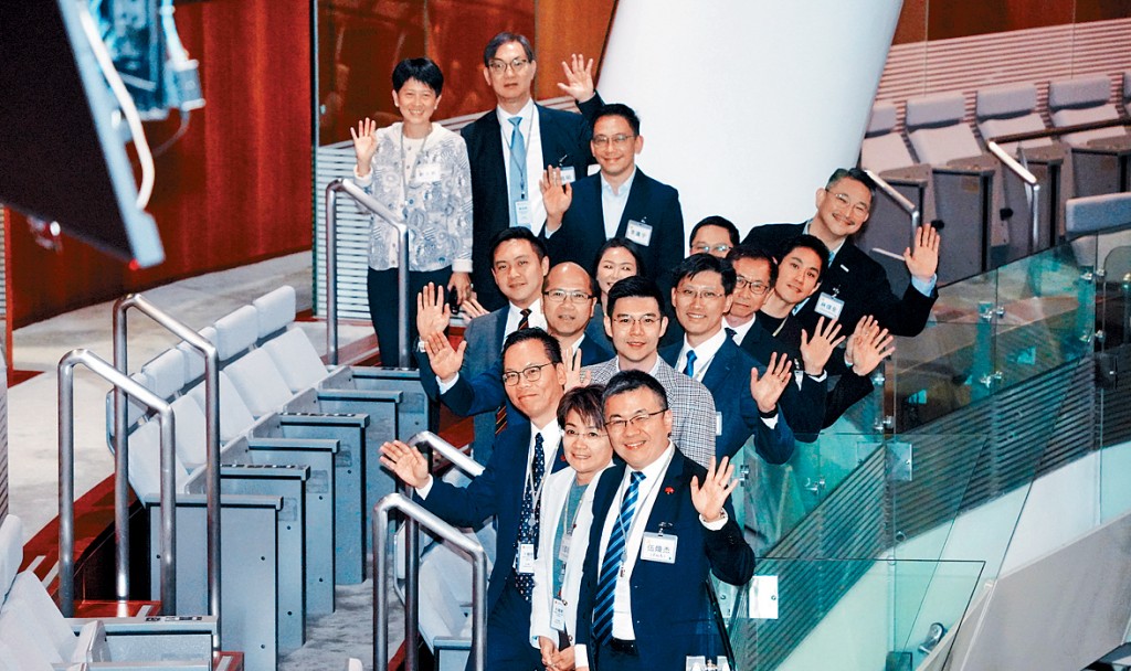 候任議員參觀大樓設施。