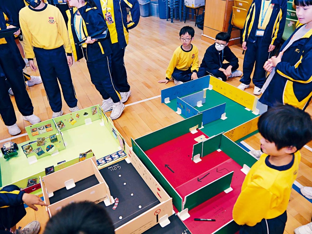 每位同學先自製一個mBot「小迷宮」，最後將所有作品拼合成一個「超級大迷宮」進行競速比賽。