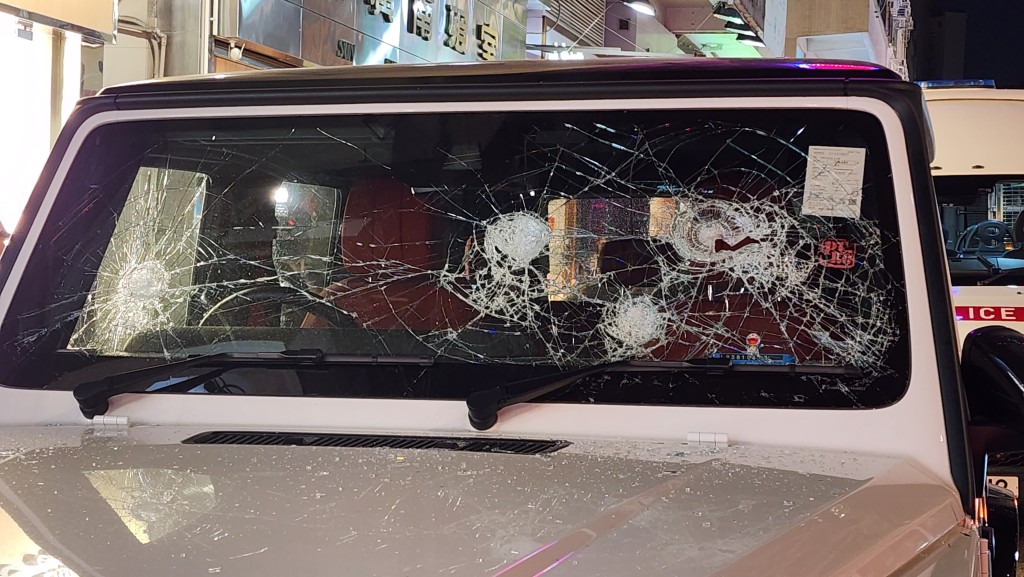 四驅車的擋風玻璃被人用硬物擊毀。