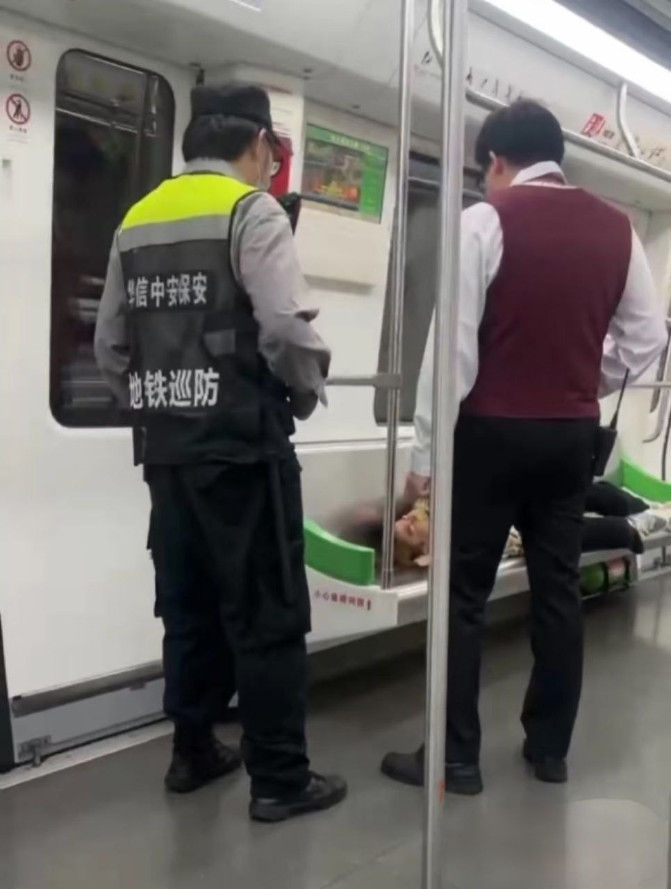 涉事男子被地铁公安带走。 涉事男子被地铁公安带走。