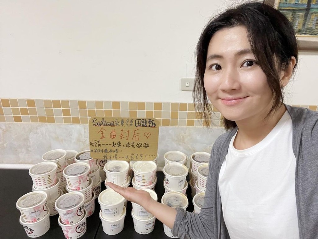 正趕拍電影《頭七》的Selina請劇組食豆腐花。