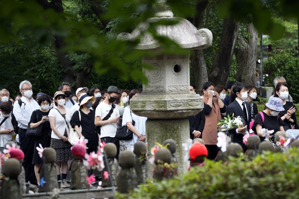 增上寺外聚集大批民眾為日本前首相安倍晉三獻花和祈禱。AP圖