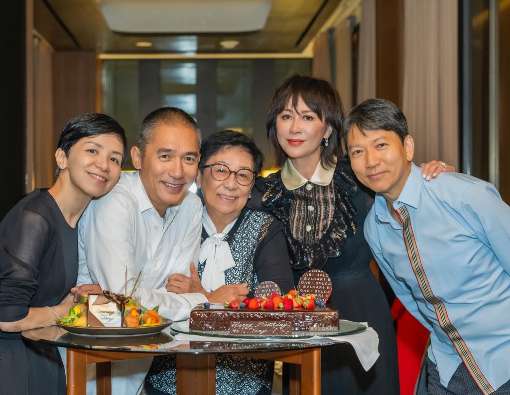 刘嘉玲分享家庭照可见梁朝伟的妈妈（中）、妹妹（左一）、妹夫（右一）罕有现身。