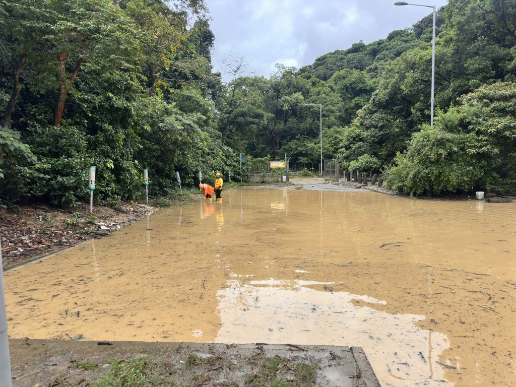 水浸車場，工人忙於清理。梁國峰攝