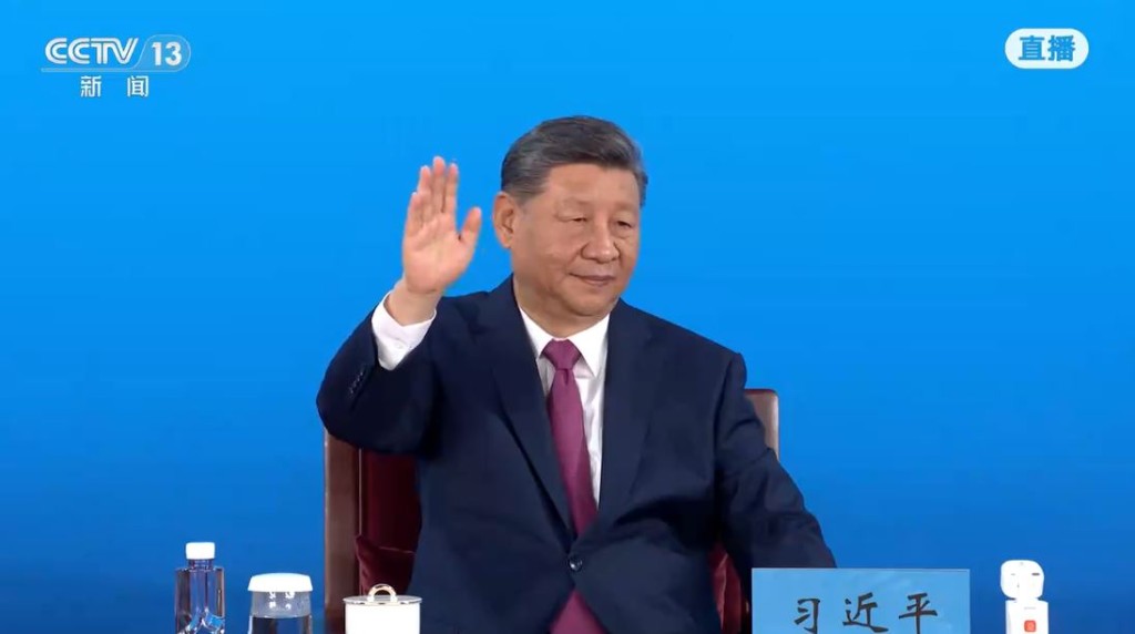國家主席習近平向進場運動員揮手。央視截圖