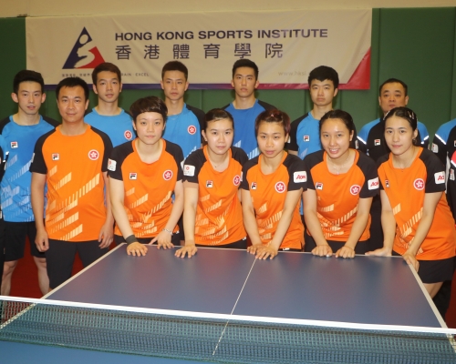 港乒隊今屆世錦賽派出五男五女出戰，總教練陳江華(左一)望男單成績有突破，從而衝擊東京奧運參格。王嘉豪攝