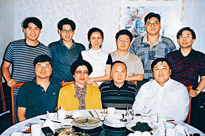 ■邱德根夫婦早年與兩房子女的大合照。前排左起:邱達生、邱裘錦蘭、邱德根、邱達昌。後排左起：邱達根、邱達文、邱美琪、邱達成、邱達強、邱達偉。