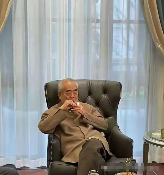 照片見范曾翹二郎腿待客，表現輕鬆自在。