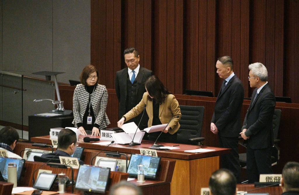 點票以現場唱票形式進行，兩名候選人的提名人一同監票。陳浩元攝