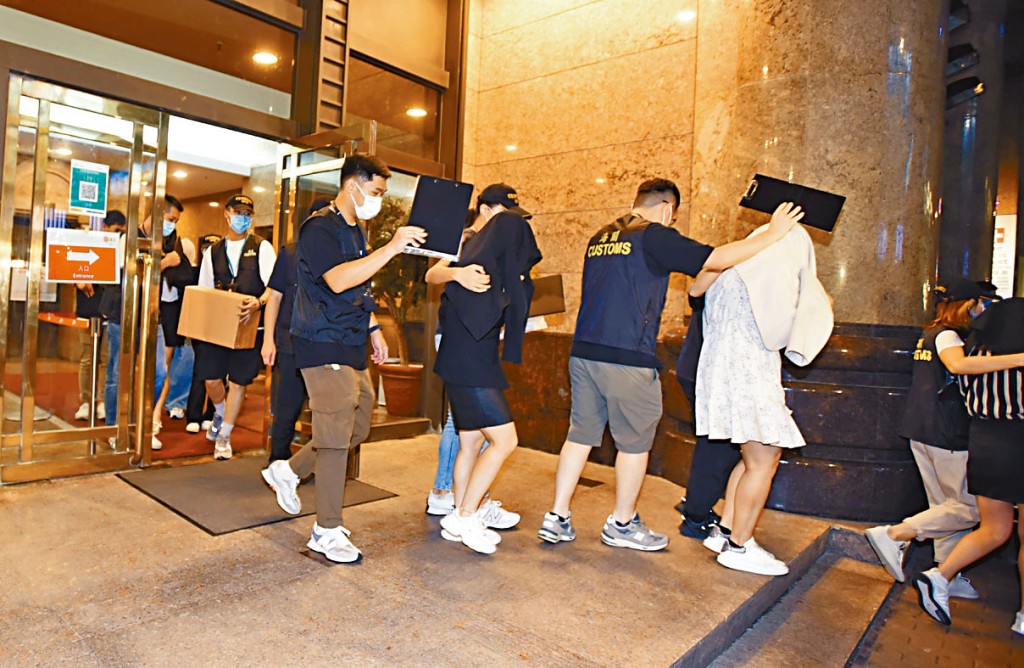 海關以涉嫌違反商品例拘捕六名職員。