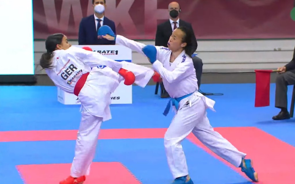 曾綺婷(右)於比賽最後二十秒未能守住優勢反負，失落世界賽獎牌。比賽直播截圖