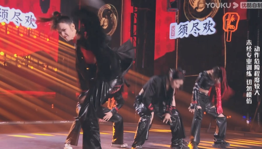 Grace在solo的部份更加入功夫元素，大晒踢腿功底。