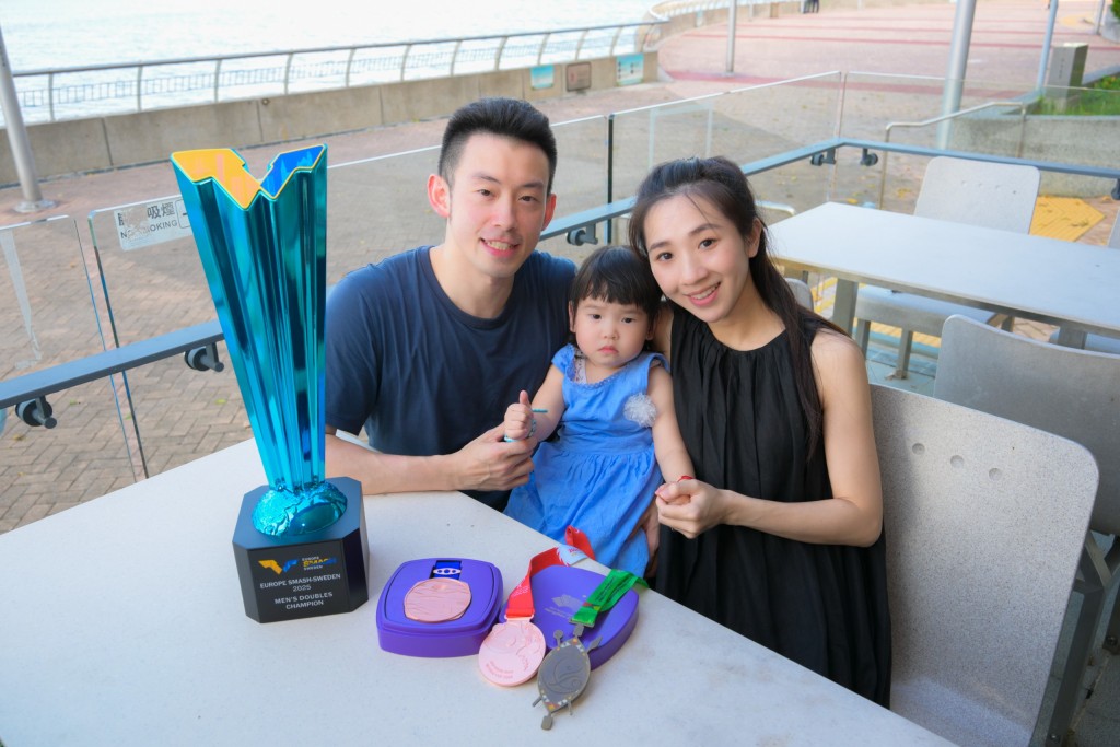 枱上的難忘獎項,全部都是近兩年的突出成績,他坦言家人的支持好重要。廖偉業攝 枱上的難忘獎項,全部都是近兩年的突出成績,他坦言家人的支持好重要。廖偉業攝