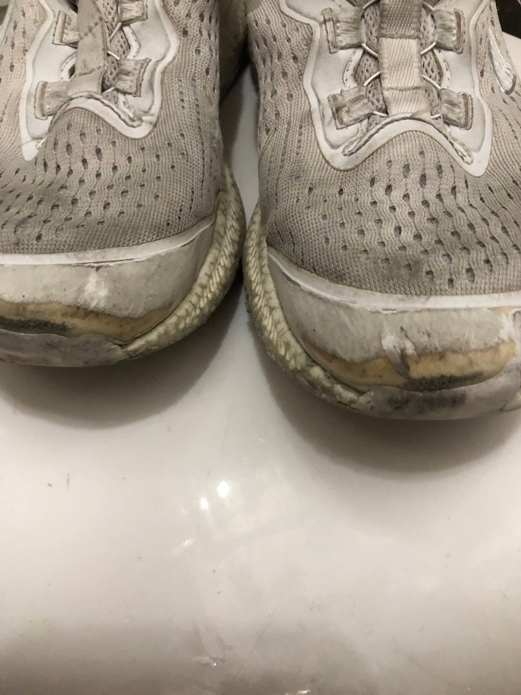 波鞋正面十分污糟。