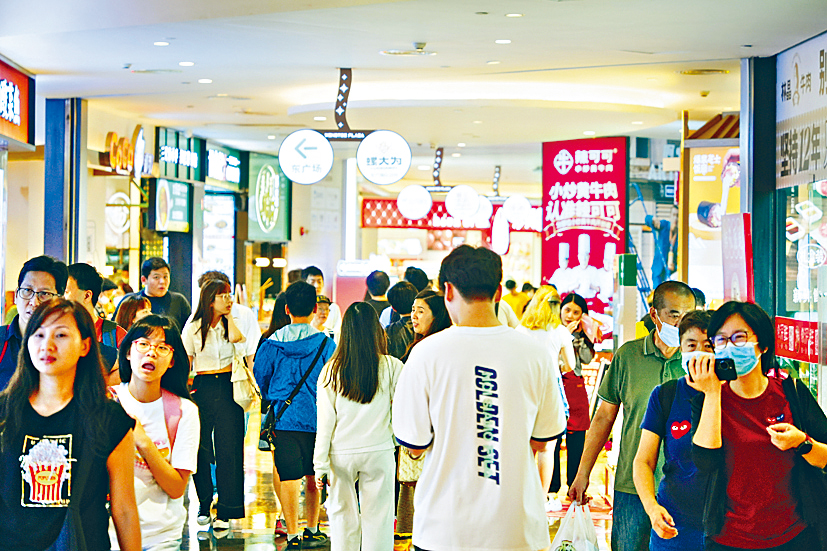 市民北上消費，對本地飲食和零售業造成打擊。