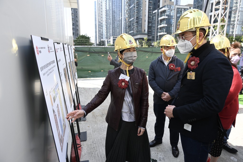 ▲房屋局局長何永賢太平紳士及東華三院馬清揚主席檢視項目平面設計。