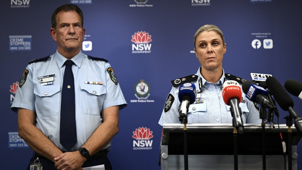 澳洲聯邦警署說明反恐小組的拘捕行動。  路透社