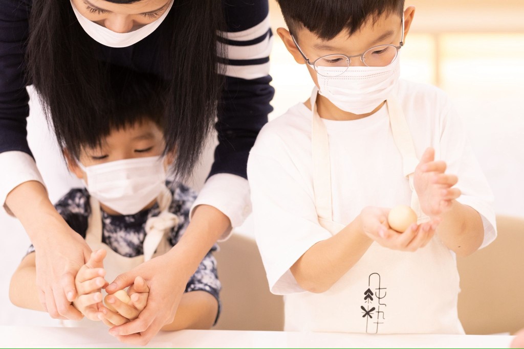 小朋友可以從中發揮創意、培 養文化素養、手眼協調、專注力 及成就感。（圖片來源：純JunSui）