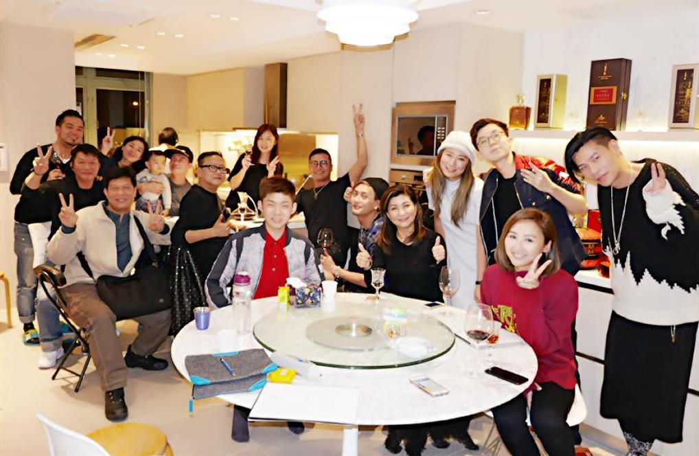 据悉恨嫁的高海宁两年前已想结婚，惜邓智伟一直采取拖字诀。