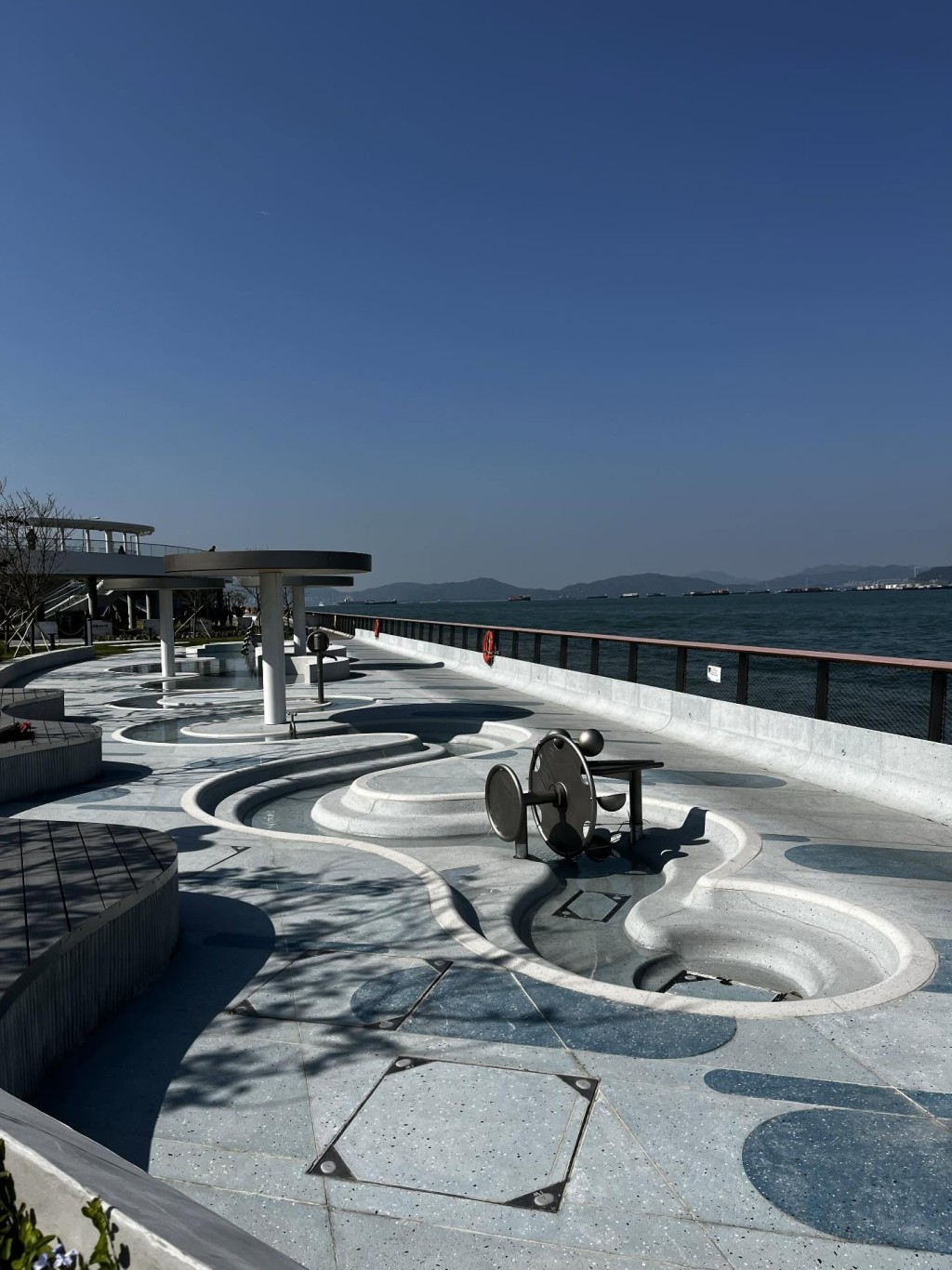 西營盤海濱公園的「嬉水嬉沙區」是維港海濱首創的感官遊樂設施。(圖片授權:FB@萬歲 Hooray、threads@dreamwild_education) 西營盤海濱公園的「嬉水嬉沙區」是維港海濱首創的感官遊樂設施。(圖片授權:FB@萬歲 Hooray、threads@dreamwild_education)