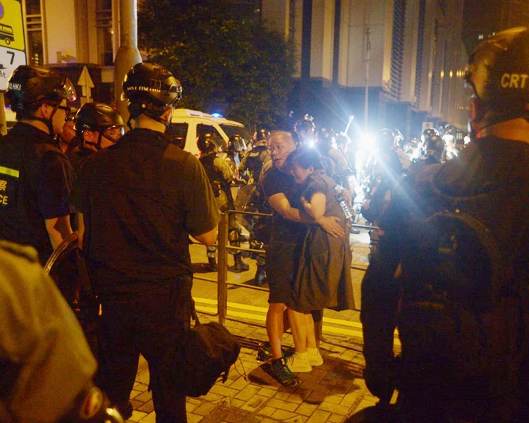 一對男女遭警方截查,女事主受驚大哭。