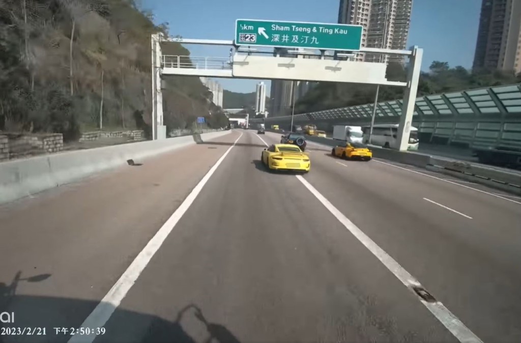 兩跑車分別從慢線及快線兩邊超越其他車輛，險象環生。fb車cam L（香港群組）影片截圖