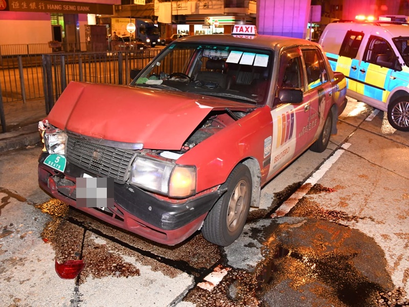 的士車頭損毀。