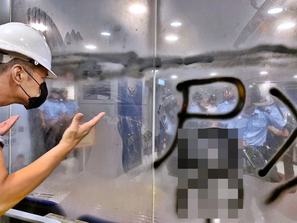 示威者與警署內的警員對峙。