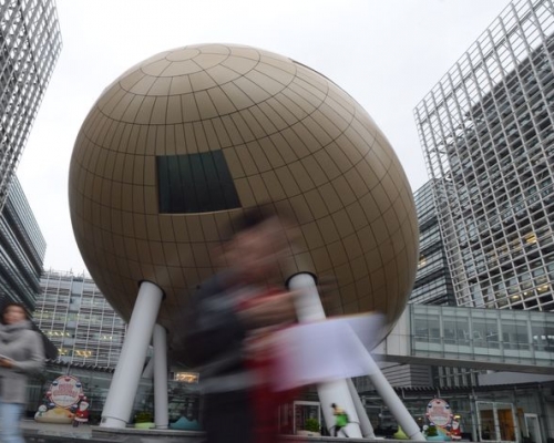 梁振英宣布，科學園旁邊將興建一座「創新斗室」，提供靈活設計的住宿單位。