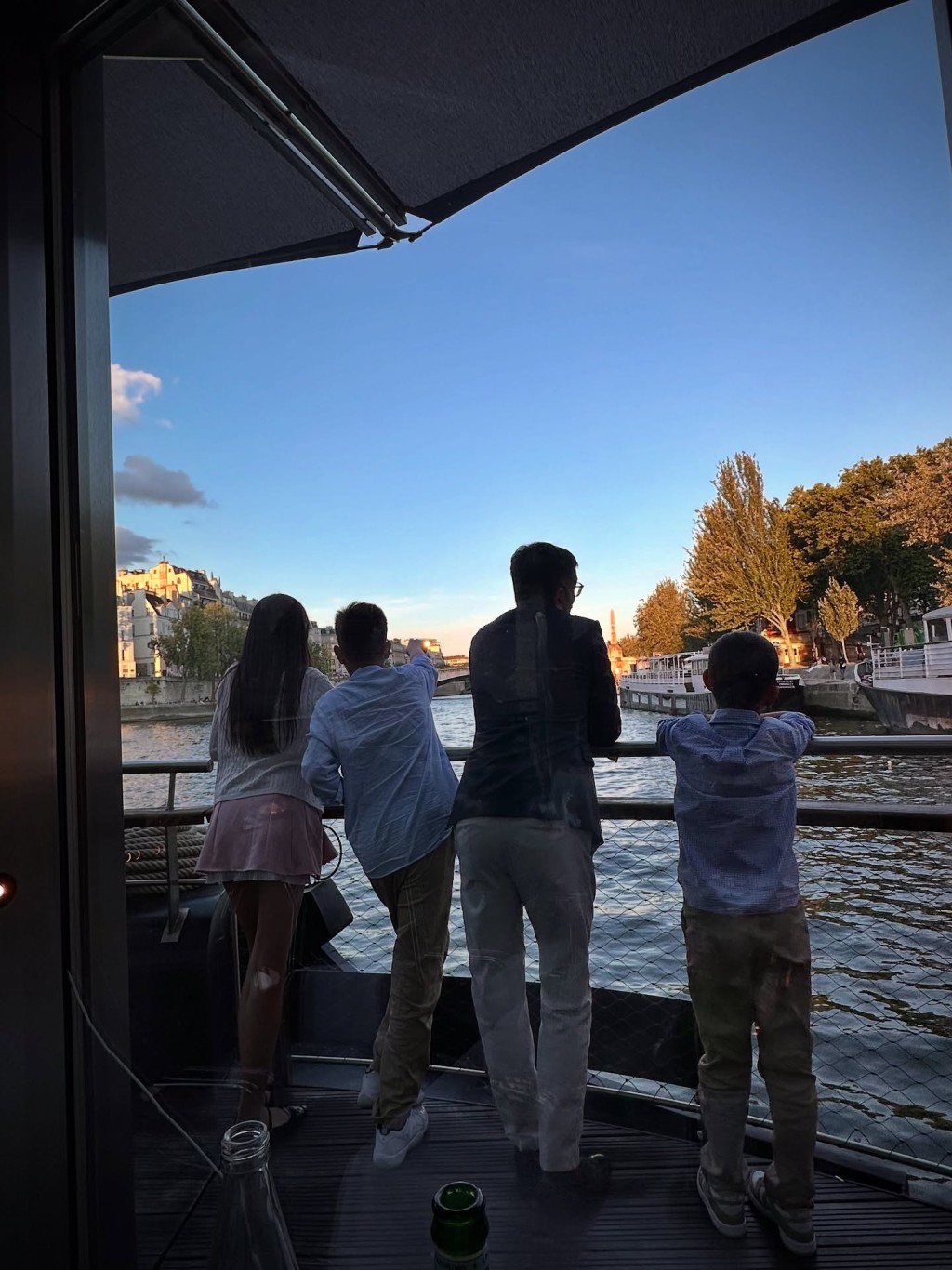 曹敏莉認為將金錢花在一家人去旅行上，可以增廣見聞。