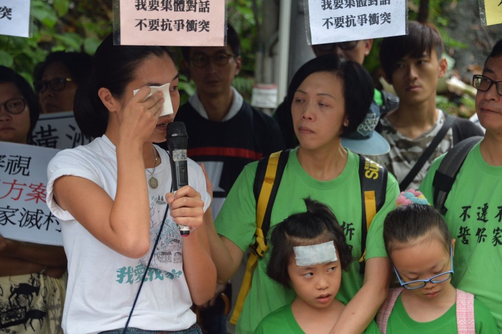 村民將拒絕地政入屋。