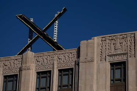 Twitter改名為X後，三藩市總部頂樓隨即裝上巨大新Logo。路透社