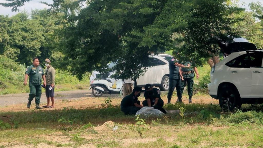 柬泰边境波比市发生枪杀案，柬埔寨警方在现场展开调查。 柬中时报