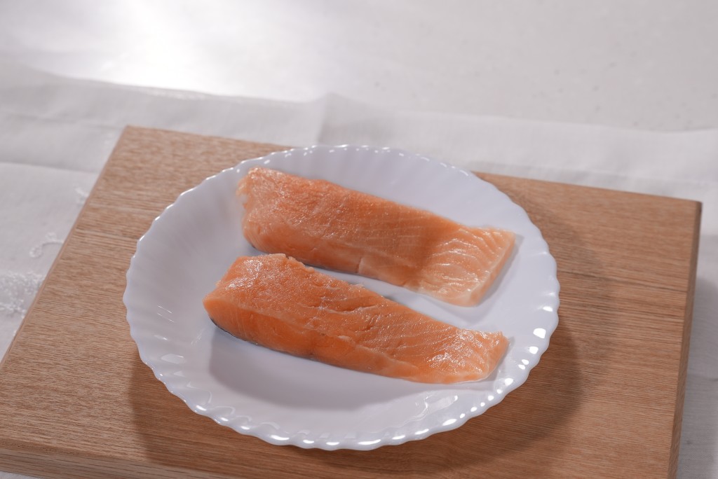 三文鱼含有丰富蛋白质、奥米加三脂肪酸及维他命D。