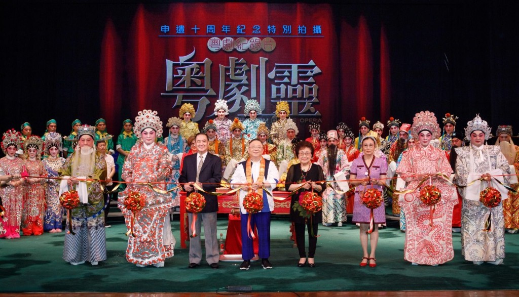 記錄香港粵劇文化的電影《粵劇靈》,動員了香港粵劇界數十位精英紅伶拍攝著名的粵劇排場《六國大封相》,只看這場戲已值回票價。 記錄香港粵劇文化的電影《粵劇靈》,動員了香港粵劇界數十位精英紅伶拍攝著名的粵劇排場《六國大封相》,只看這場戲已值回票價。