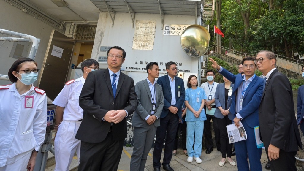 盧寵茂到訪石硤尾健康院及，了解重建計劃安排。政府新聞處圖片