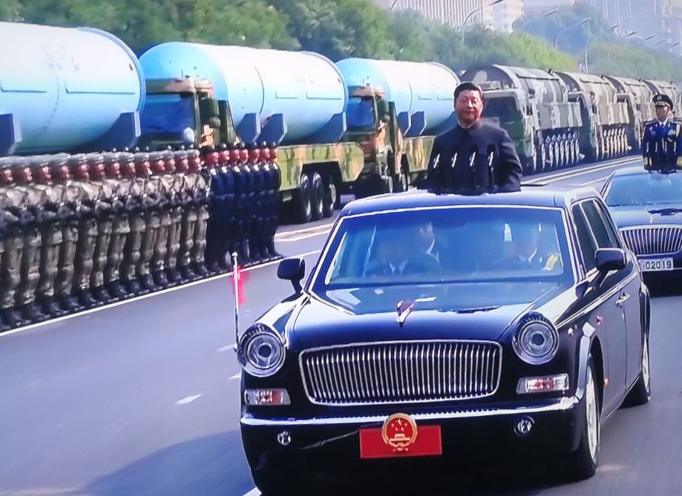 首次公開的巨浪二型潛射洲際導彈。