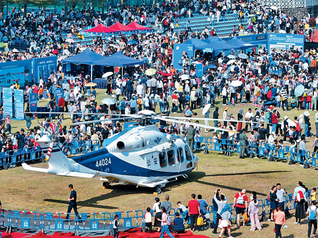 深圳市公安局昨舉辦第16屆警營開放日活動，逾50萬市民與警察各部隊接觸。